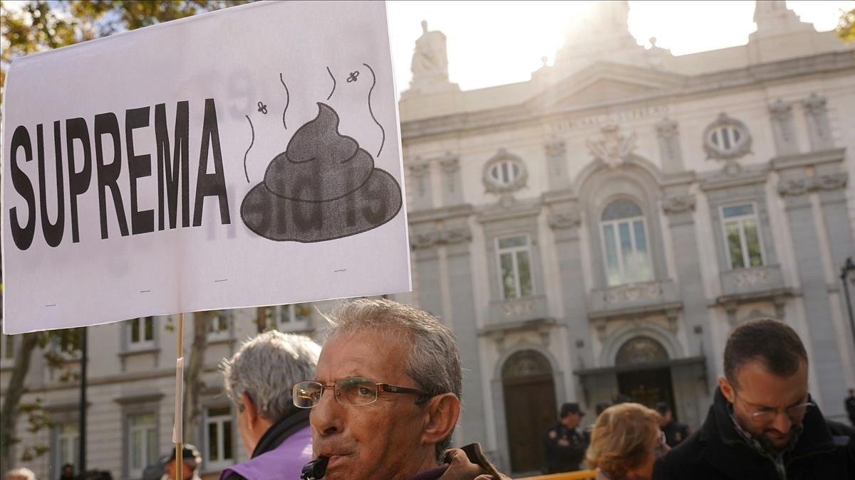 Protesta ante las puertas del Tribunal Supremo hace unos días por la decisión de este tribunal sobre el pago del impuesto de las hipotecas.