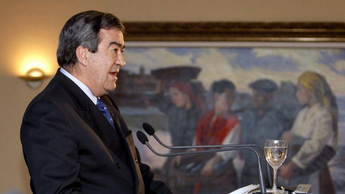 El presidente de Foro, Francisco Álvarez-Cascos, en la rueda de prensa tras las elecciones asturianas.