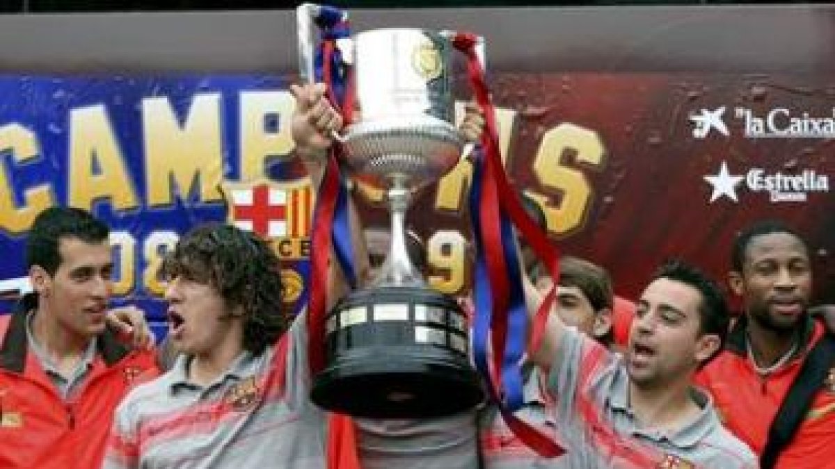 Imagen de archivo de la entrega de la Copa del Rey al Barça.