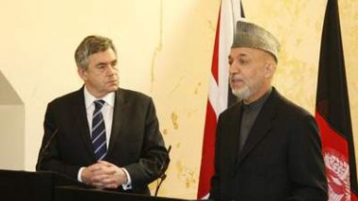Gordon Brown y Hamid Karzai, durante su encuentro en Afganistán.