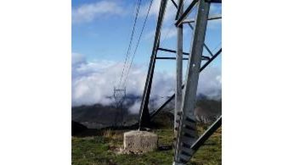 Una de las torretas de red eléctrica en Picos de Europa