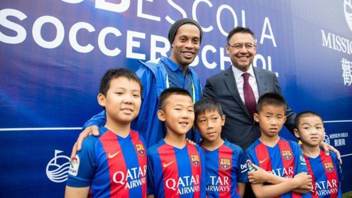 Bartomeu y Ronaldinho, en la inauguración del Mission Hills Resort en China.