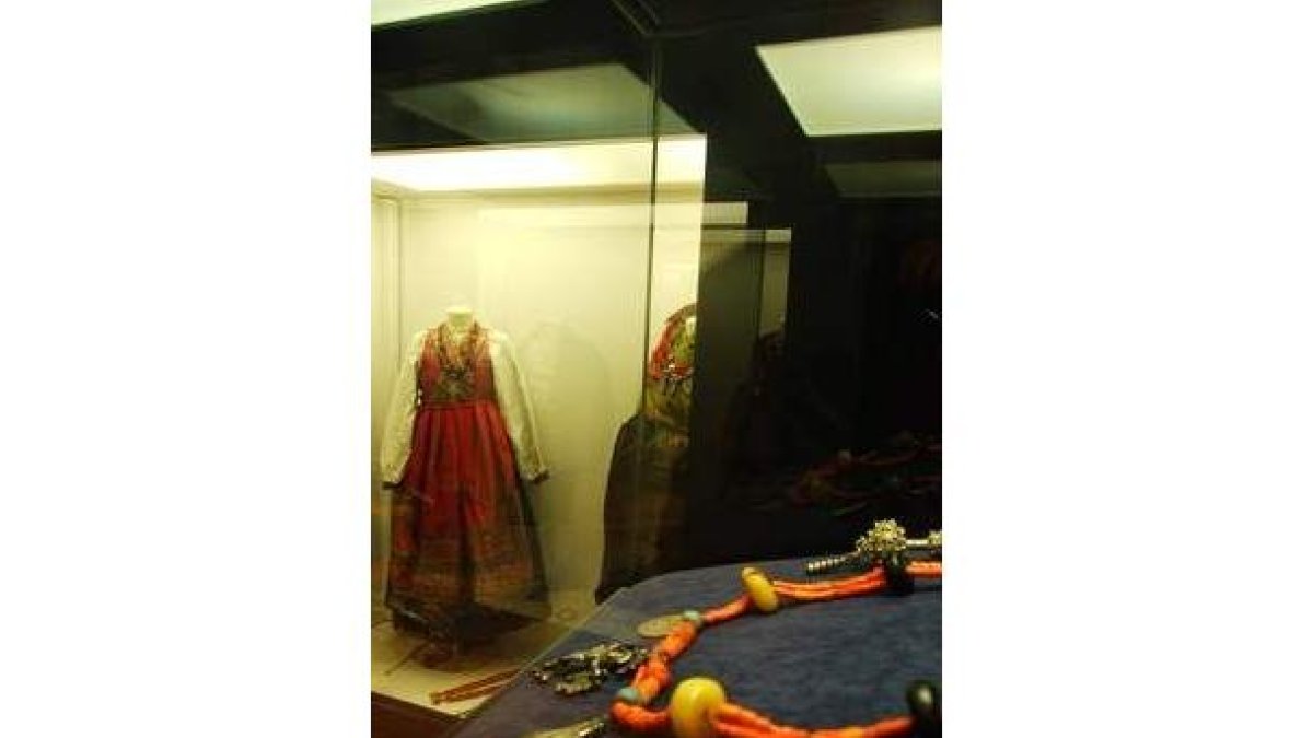 Joyas y trajes se muestran juntos en varias salas.