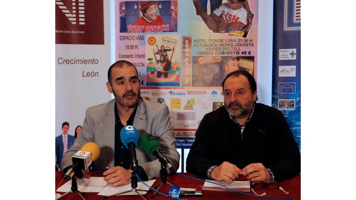 El representante de BNI, Daniel Alonso y el presidente de Aspace León, Evaristo Menéndez. ramiro