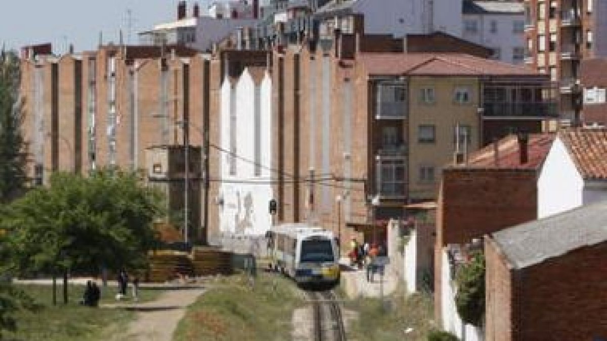 Feve elevará la cota del tendido para comunicar los barrios que separa la vía métrica.