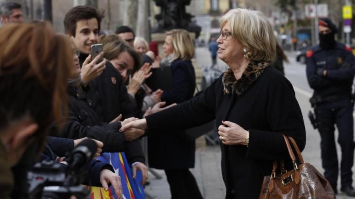 Irene Rigau y Joana Ortega saludan a la salida del TSJC.
