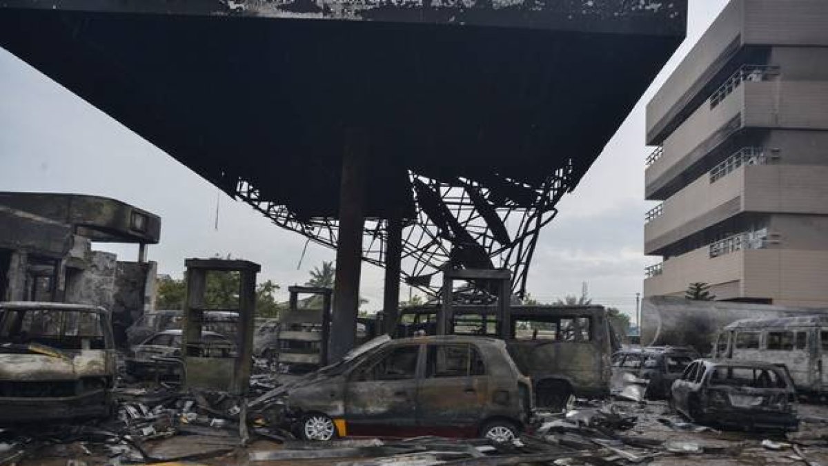 Vehículos calcinados tras la fuerte explosión de una gasolinera en Accra, Ghana.