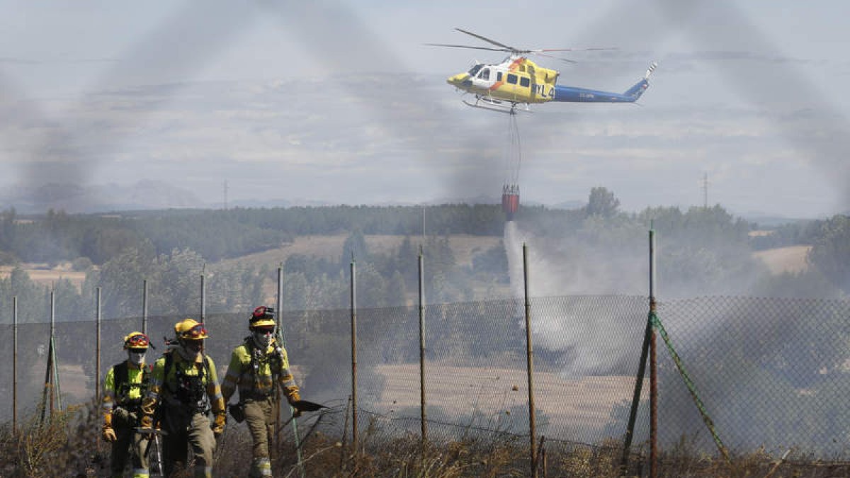 Equipos de extinción de incendios trabajando. FERNANDO OTERO PERANDONES