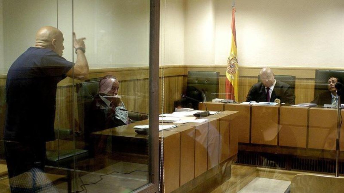 El 7 de septiembre de 2006, durante un juicio por haber amenazado de muerte al juez Baltasar Garzón, el etarra Ignacio Bilbao amenazó con pegarle siete tiros y arrancarle la piel al presidente del tribunal que lo juzgaba, Alfonso Guevara.