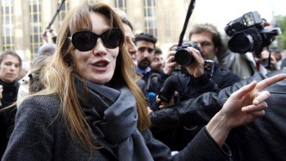 Carla Bruni asiste a una movilización el pasado mes de mayo en París.