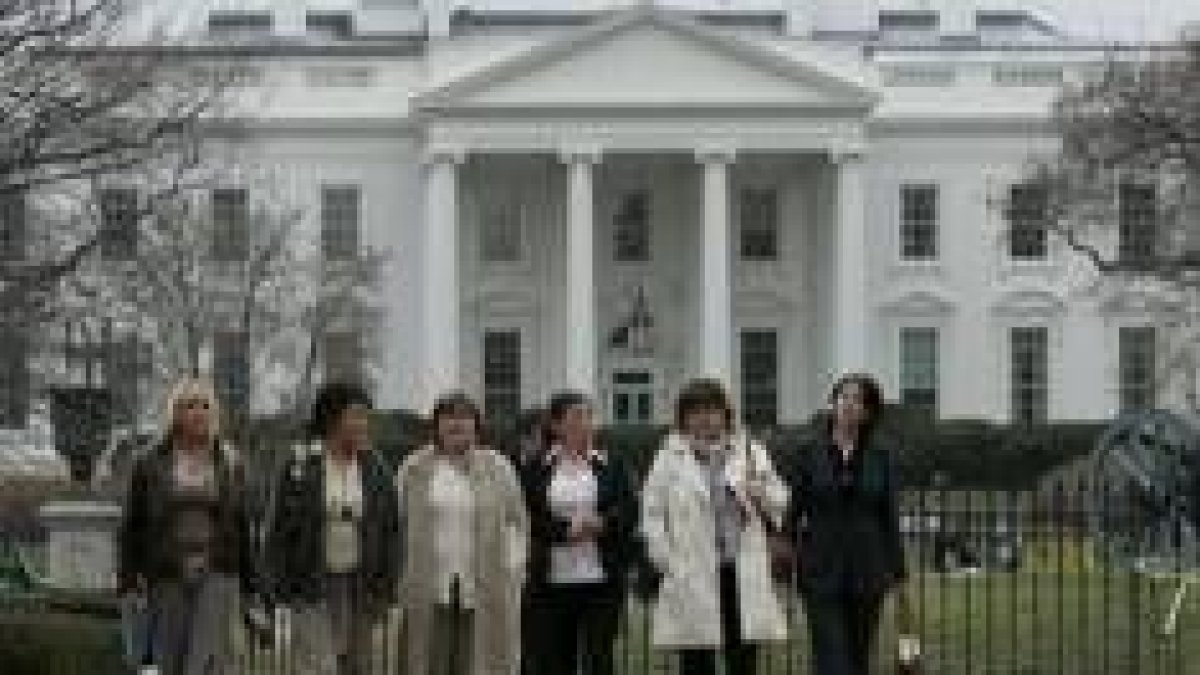 Las hermanas y la novia de McCartney, a su salida de la Casa Blanca