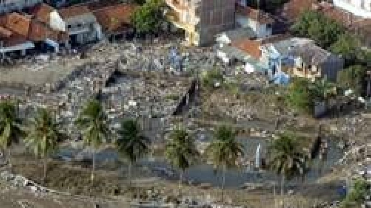 Vista aérea de Pangandaran después del paso del tsunami