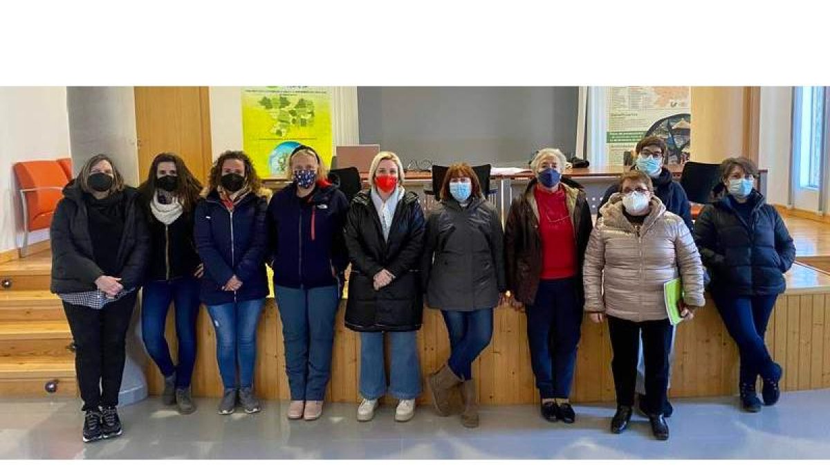 Las mujeres participantes en el curso celebrado en Canales. DL