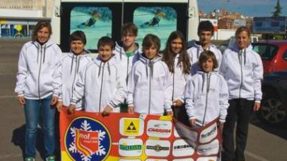 María Astorgano con el equipo que entrena estos días en Deux Alpes antes de partir.