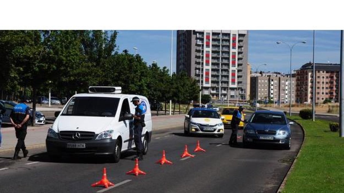 Control de la Policía Local para revisar el estado de las ruedas y la ITV de los vehículos.