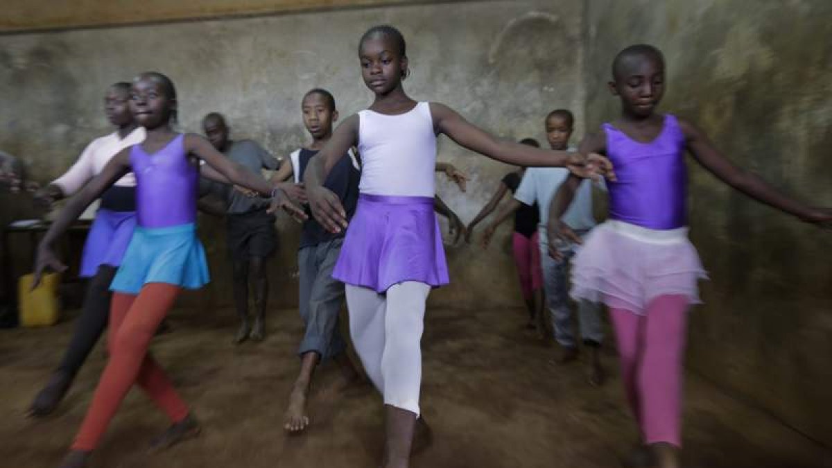 Los bailarines practican en el aula improvisada de la academia a la que asisten 427 huérfanos. DANIEL IRUNGU