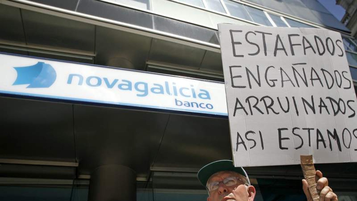 Manifestación en junio frente a la puerta del banco en La Coruña por un grupo de afectados.
