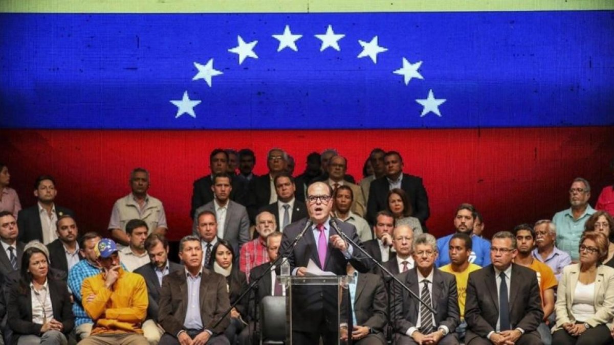 El presidente de la Asamblea Nacional, Julio Borges, durante el anuncio de un referéndum para frenar la asamblea constituyente de Maduro.