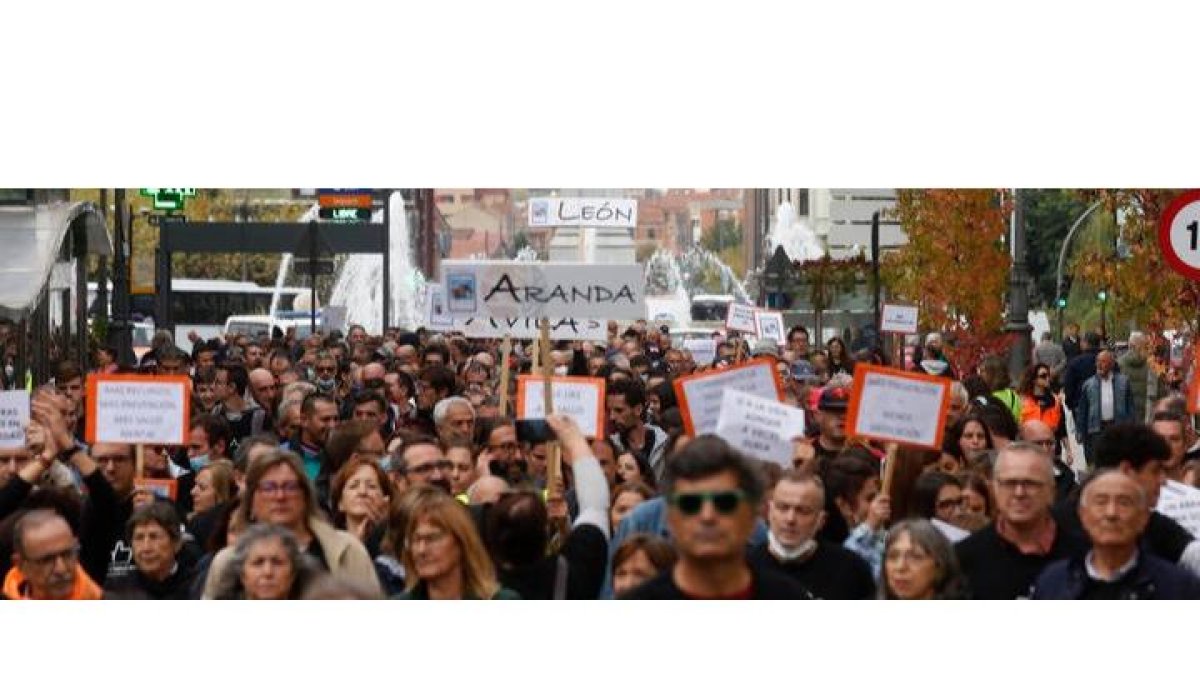 Manifestación de este lunes en León. FERNANDO OTERO PERANDONES