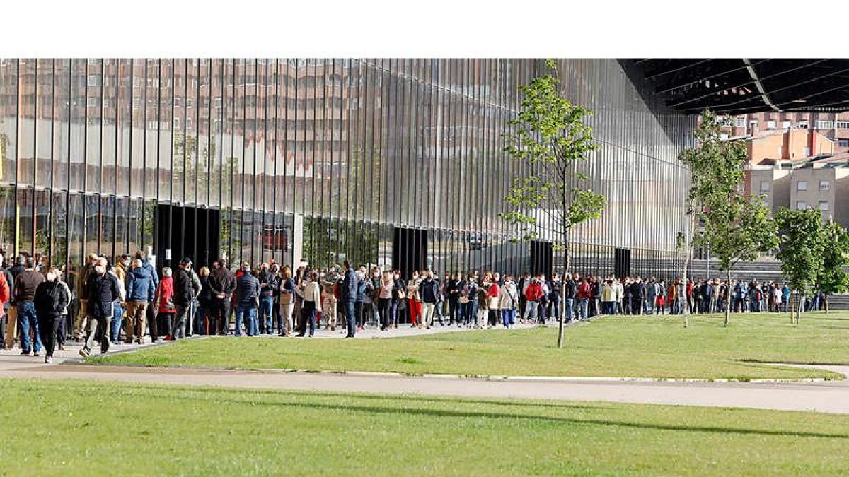 Colas para vacunarse ayer en el Palacio de Exposiciones. MARCIANO PÉREZ