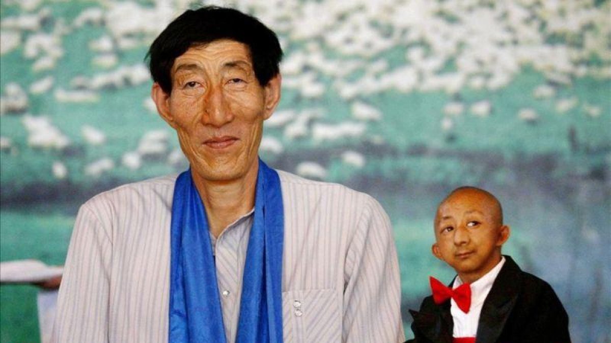 Bao Xi Shun, un granjero chino de 2,36 metros, considerado uno de los hombres más altos del mundo.