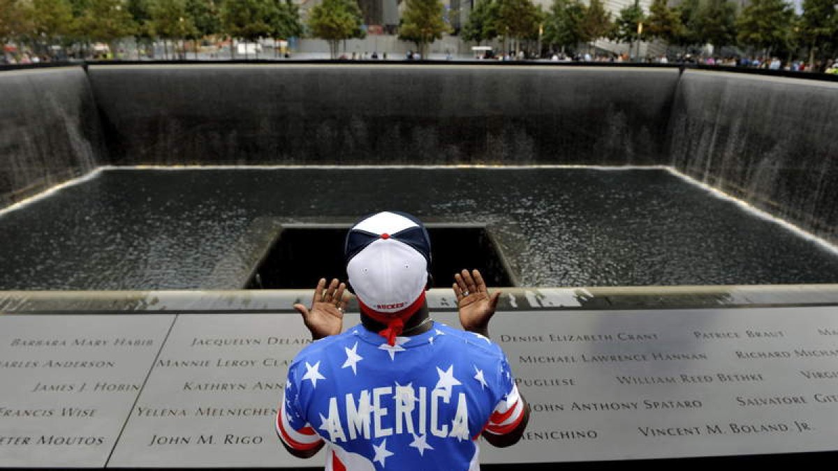 Albert Biatta, de Queens, reza en la piscina de la Torre Norte durante un acto celebrado en memoria de las víctimas de los ataques terroristas del 11-S en 2001, en el World Trade Center.