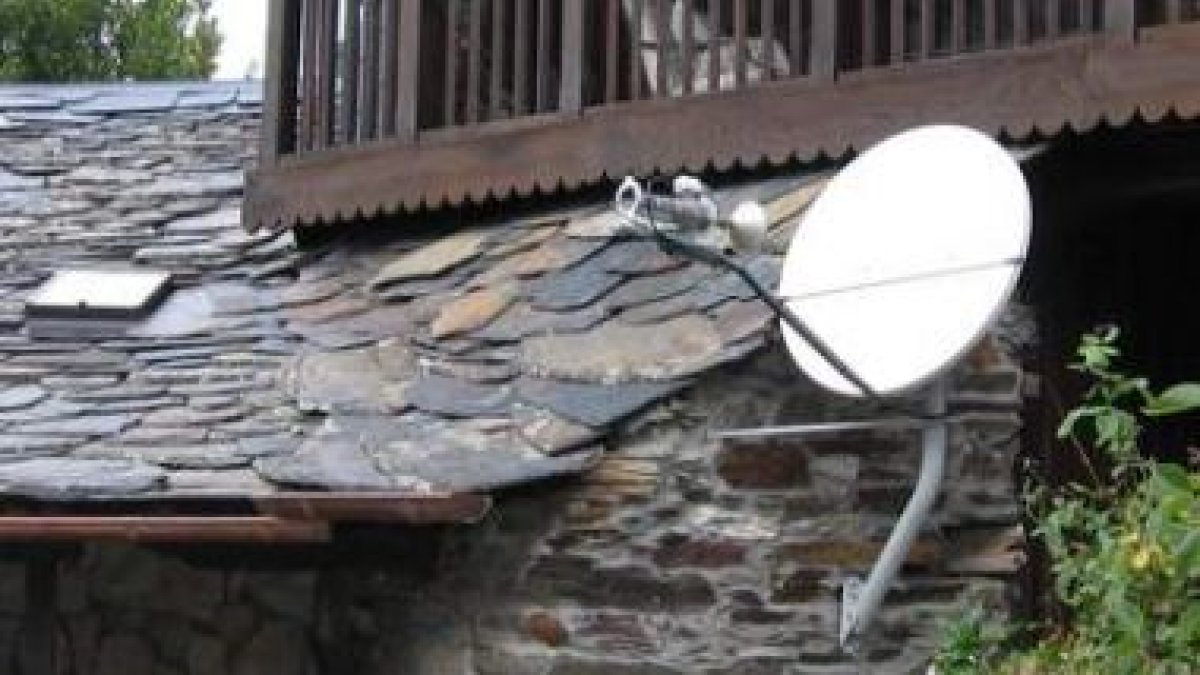 Una parabólica de televisión en una casa del valle del Oza.
