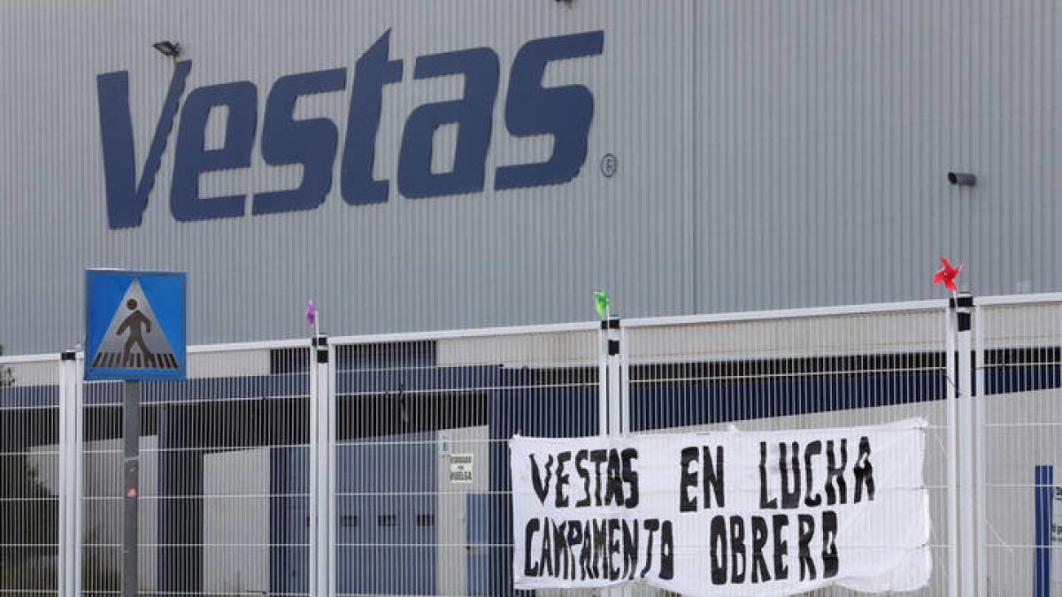 Imagen de la huelga en la fábrica de Vestas en Villadangos del Páramo, que abandonó la provincia recientemente. MARCIANO PÉREZ