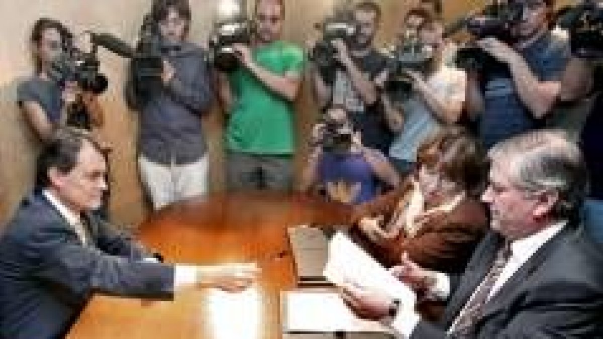 Artur Mas, ayer, tras la firma del documento político realizada ante dos notarios