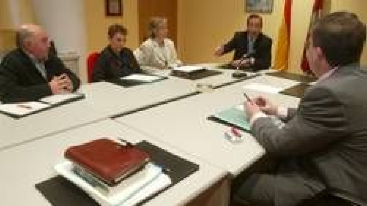 Los miembros de la Comisión de Seguimiento del centro sanitario se reunieron en León