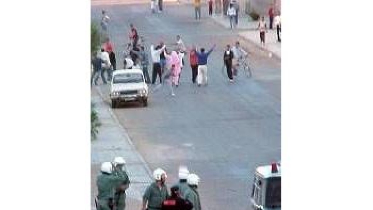 Un grupo de saharauis participan en la manifestación del Aaiún