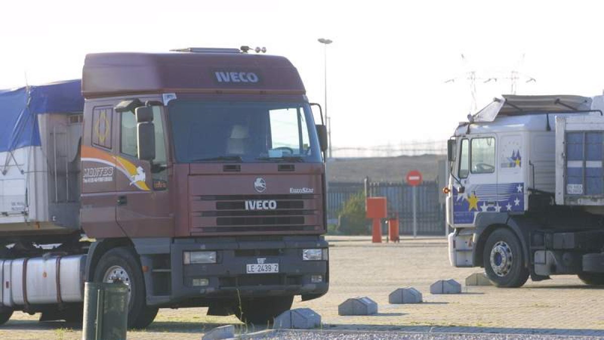Camiones en la terminal de mercancías de Ponferrada.