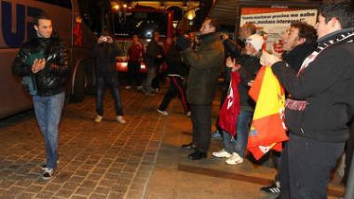 La plantilla de la Cultural llega a León tras desconvocar la huelga y jugar en Zamora.