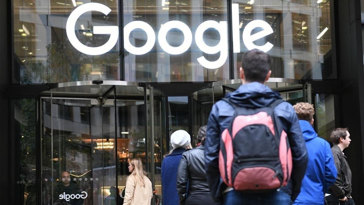 Protesta de empleados de Google contra el acoso sexual delante de su sede londinense. /