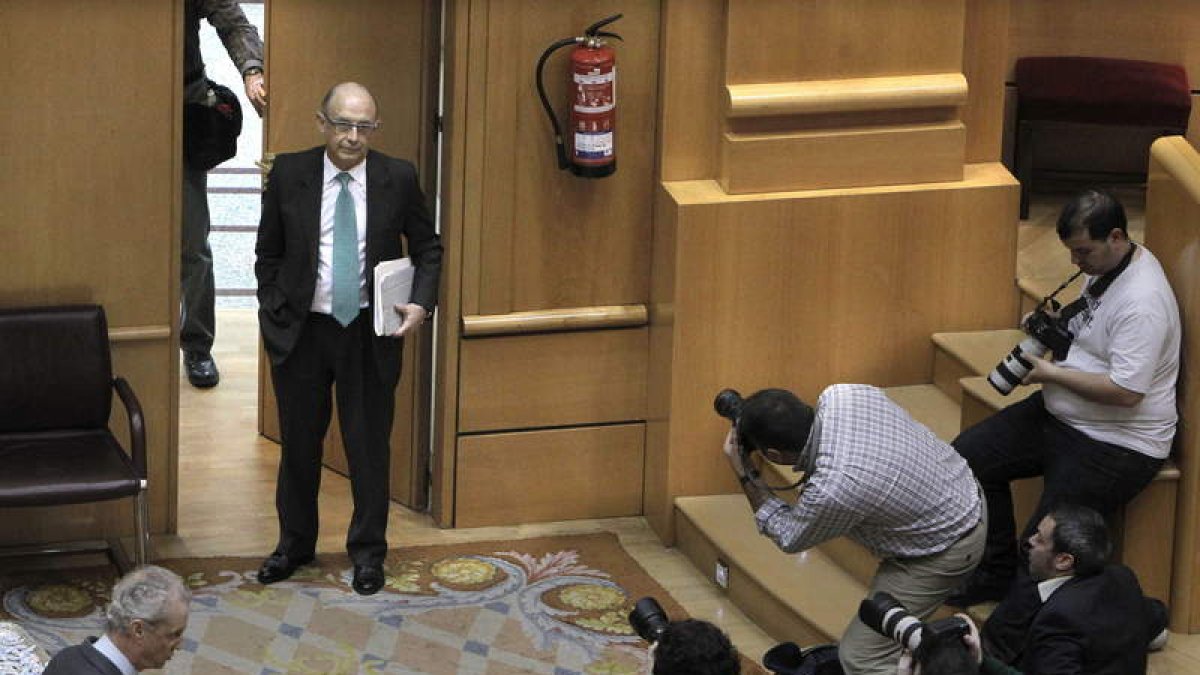 Los periodistas fotografían al ministro de Hacienda, Cristóbal Montoro, en el Congreso.