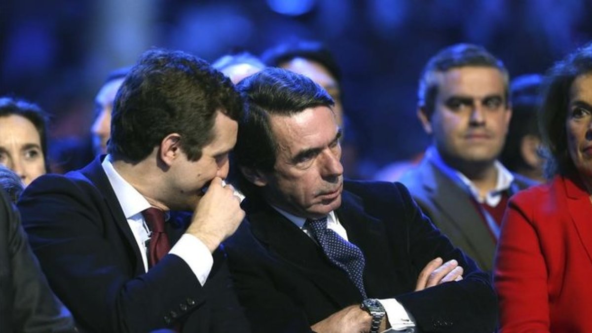 El presidente del PP, Pablo Casado, conversa con el expresidente del Gobierno, José María Aznar, en la Convención Nacional del PP en enero.