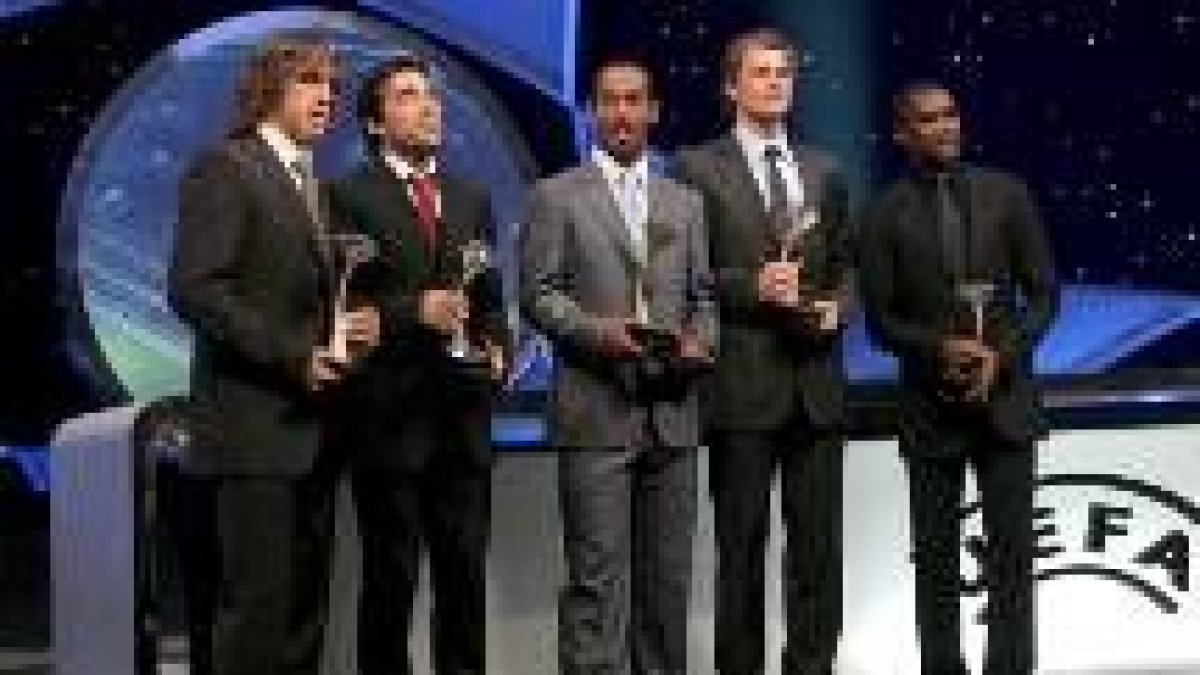 Puyol, Deco, Ronaldinho, Lehmann y Eto'o posan con sus trofeos