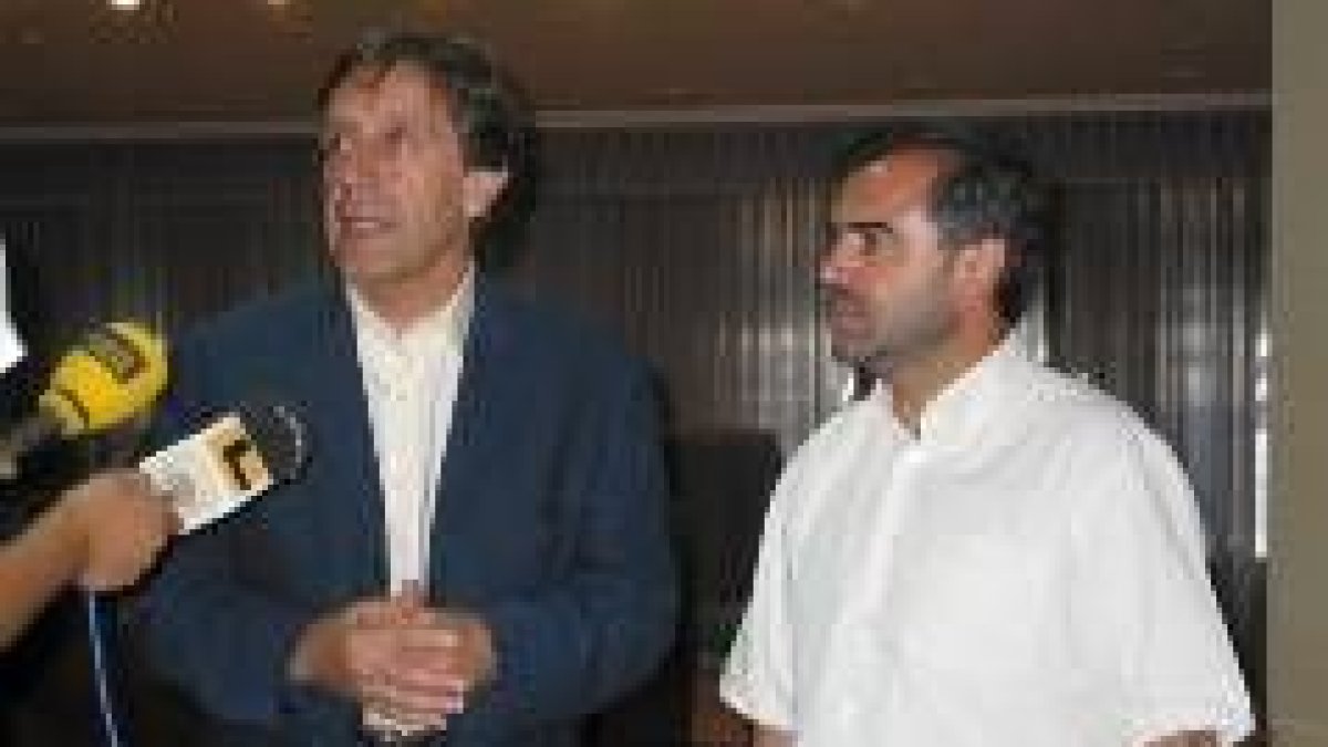 Ángel Villalba y José Miguel Palazuelo atienden a los distintos medios de comunicación