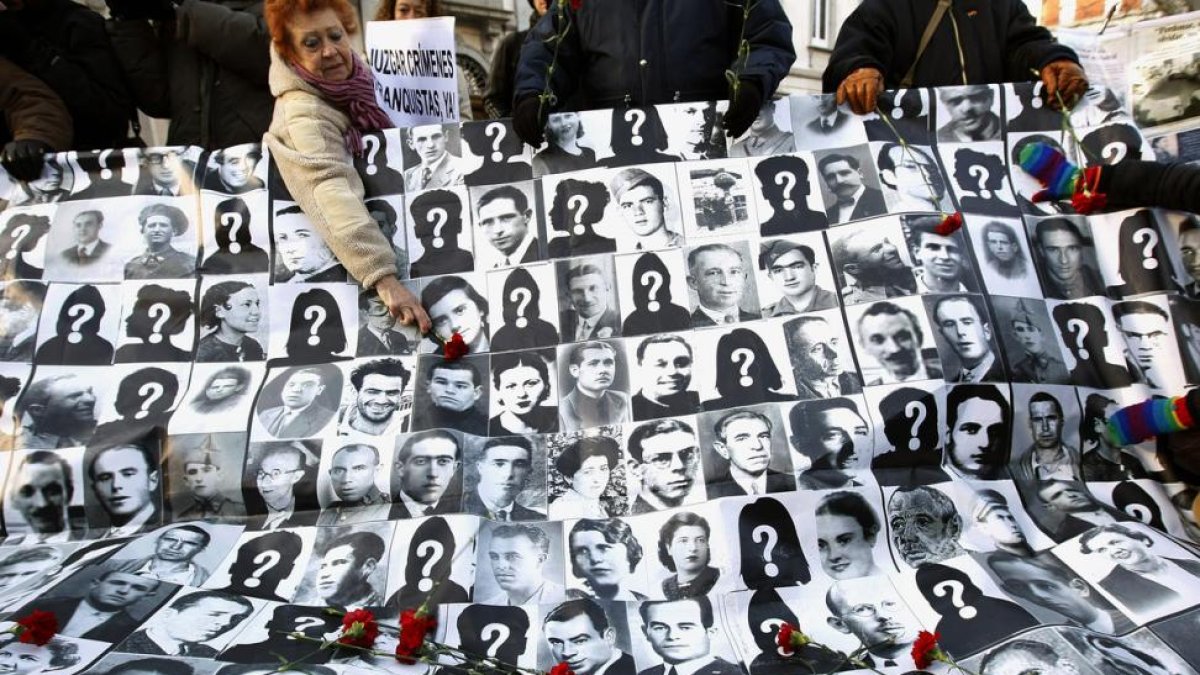 Familiares de víctimas del franquismo se manifiestan delante del Tribunal Supremo.