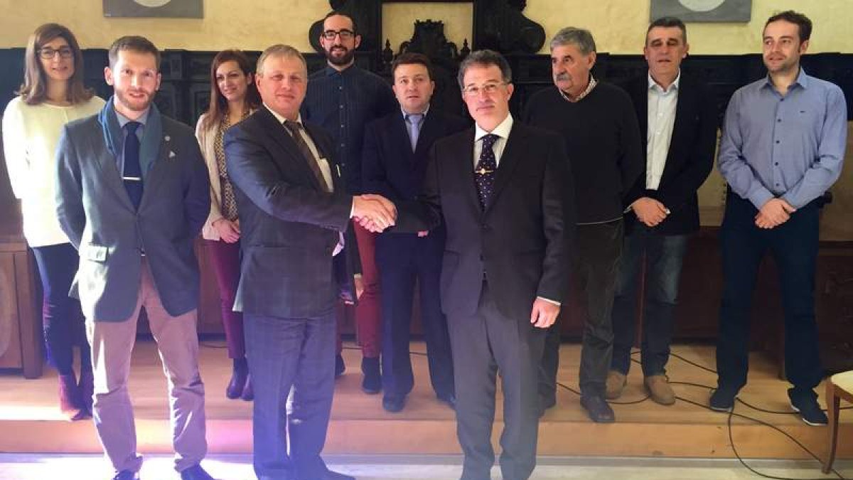 La delegación rusa, junto al alcalde, miembros del equipo de Gobierno y de la corporación. a. valencia