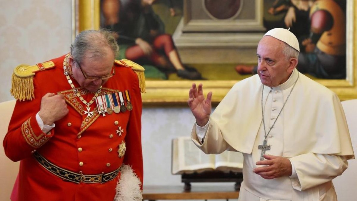El papa Francisco y el gran maestre de la Orden de Malta, Robert Festing, el pasado junio, durante una audiencia privada en el Vaticano.