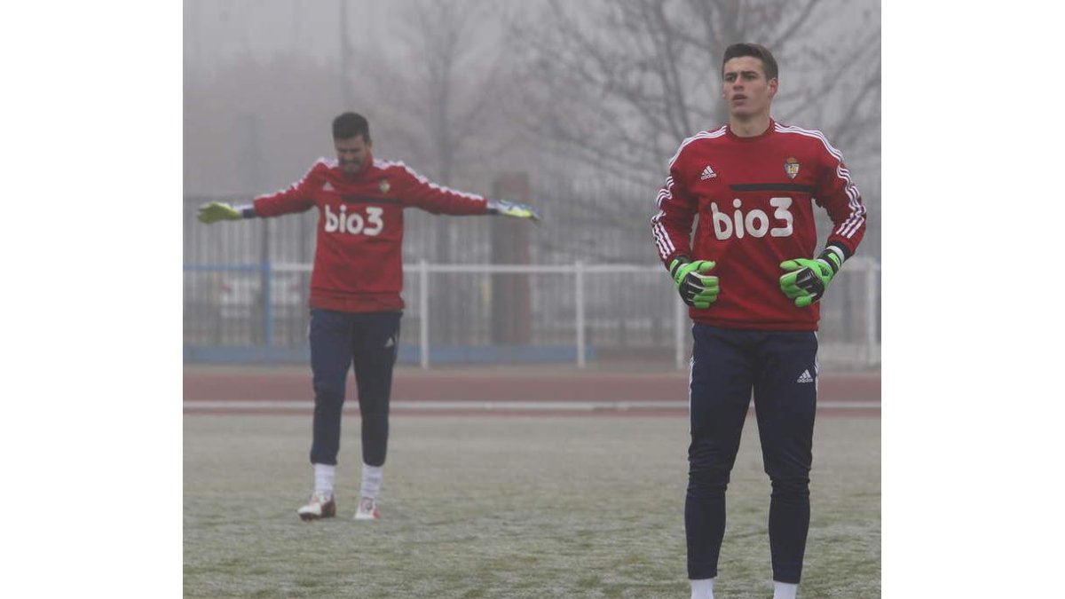 Kepa Arrizabalaga, a la derecha en un entrenamiento, debutó como titular con la Ponferradina.