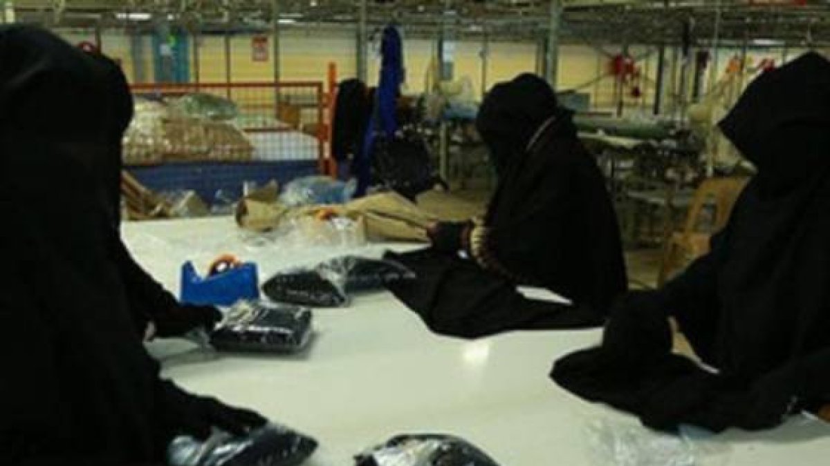 Mujeres tejiendo 'hiyabs' en una fábrica controlada por el Estado Islámico en Irak.