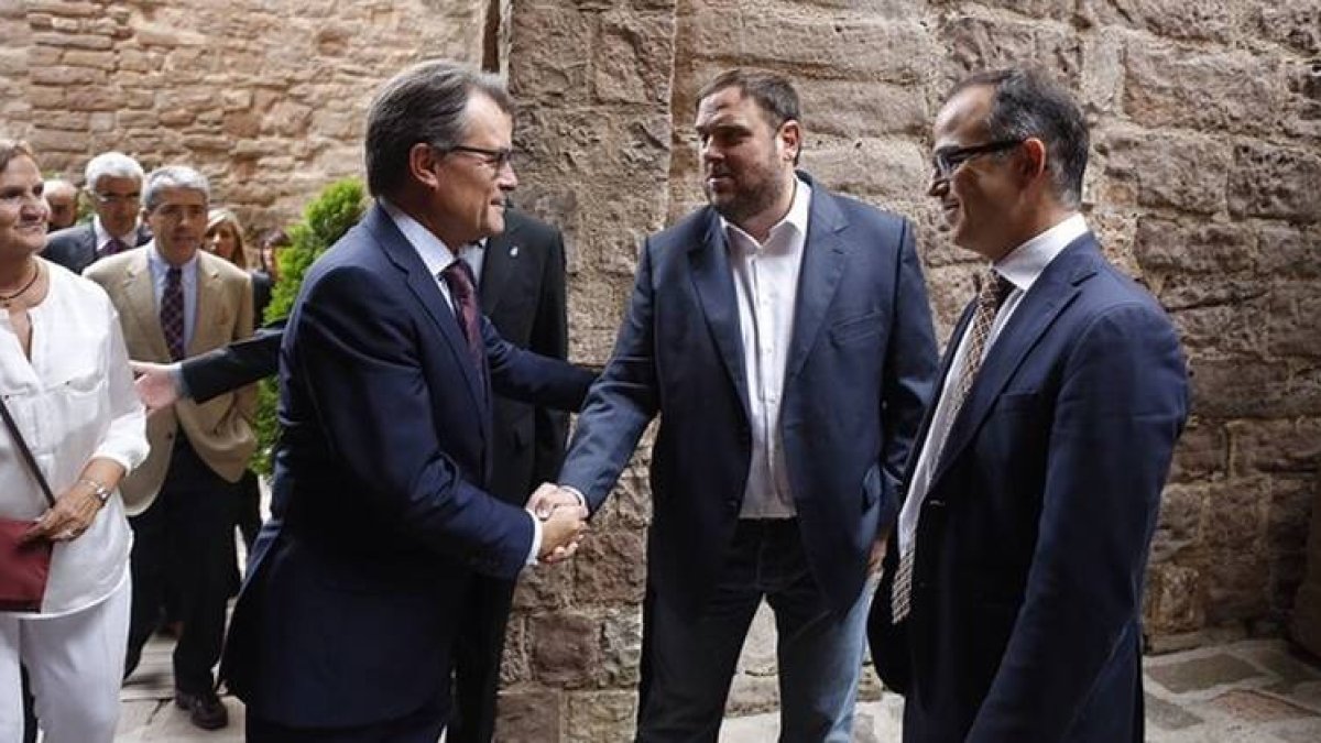 Artur Mas saluda al líder de ERC, Oriol Junqueras, este domingo en Cardona.