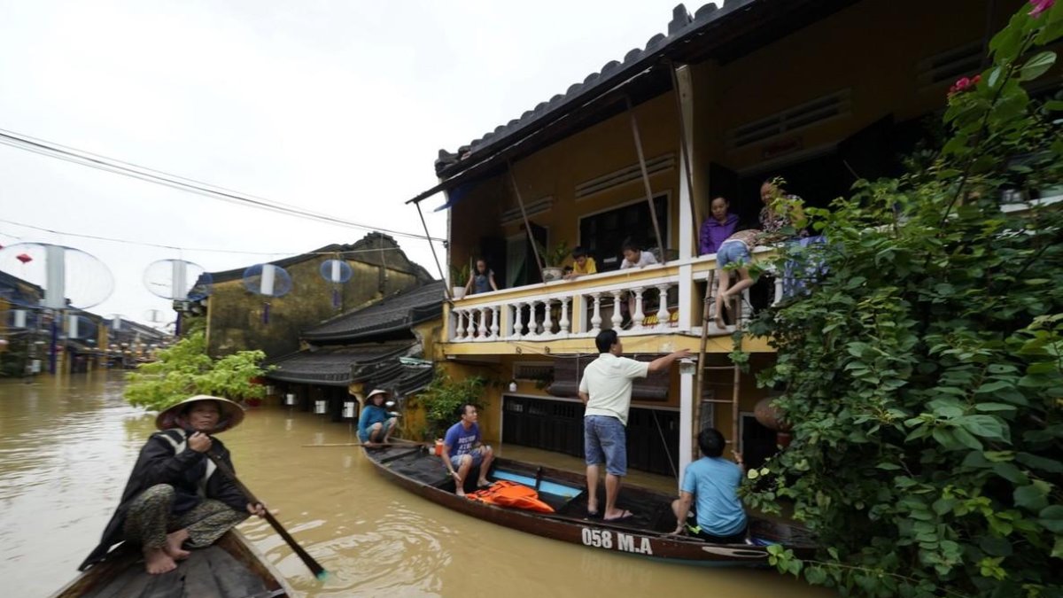 Las inundaciones que ha provocado el tifón Damrey en la ciudad turística de Hoi An, en la costa central de Vietnam /