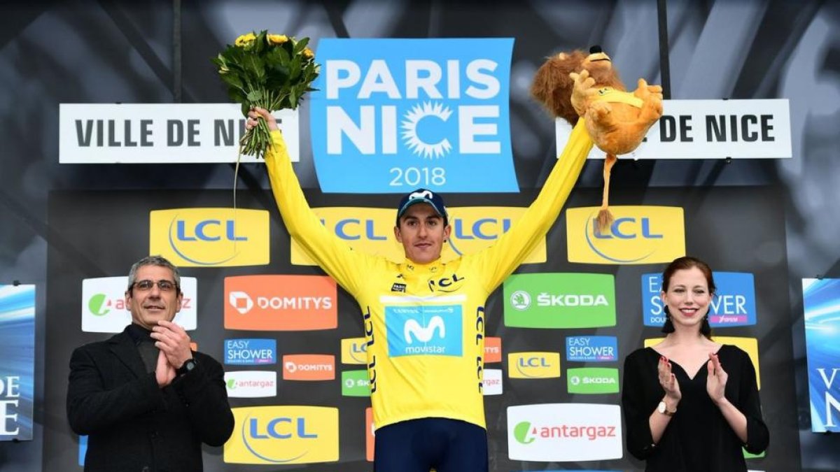 Marc Soler, de amarillo, celebra la victoria absoluta en la París-Niza.