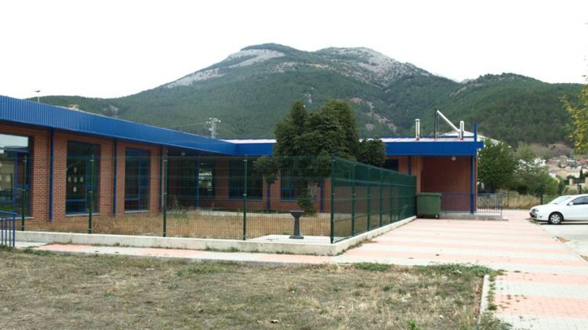 Edificio del centro de educación infantil de Cistierna situado en el barrio Santa Bárbara.