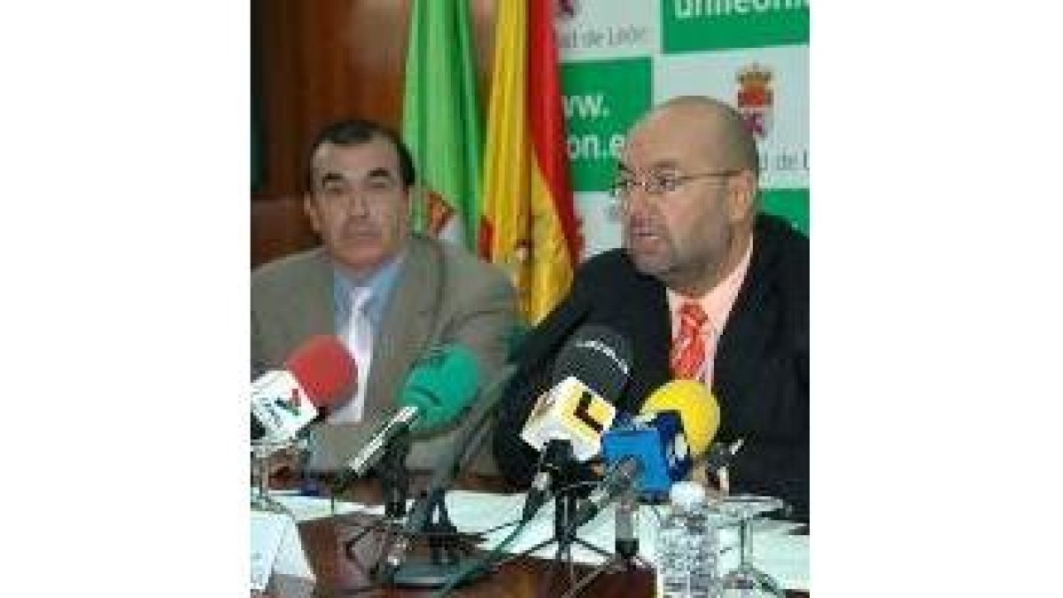 Javier de Andrés y César Chamorro, durante la rueda de prensa