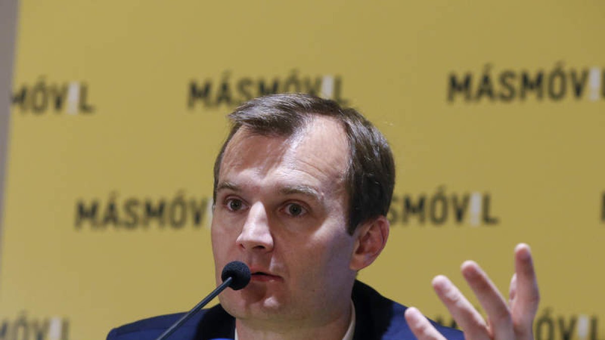 El consejero delegado de MasMóvil, Meinrad Spenger, anuncia la compra de Yoigo. JUAN CARLOS HIDALGO