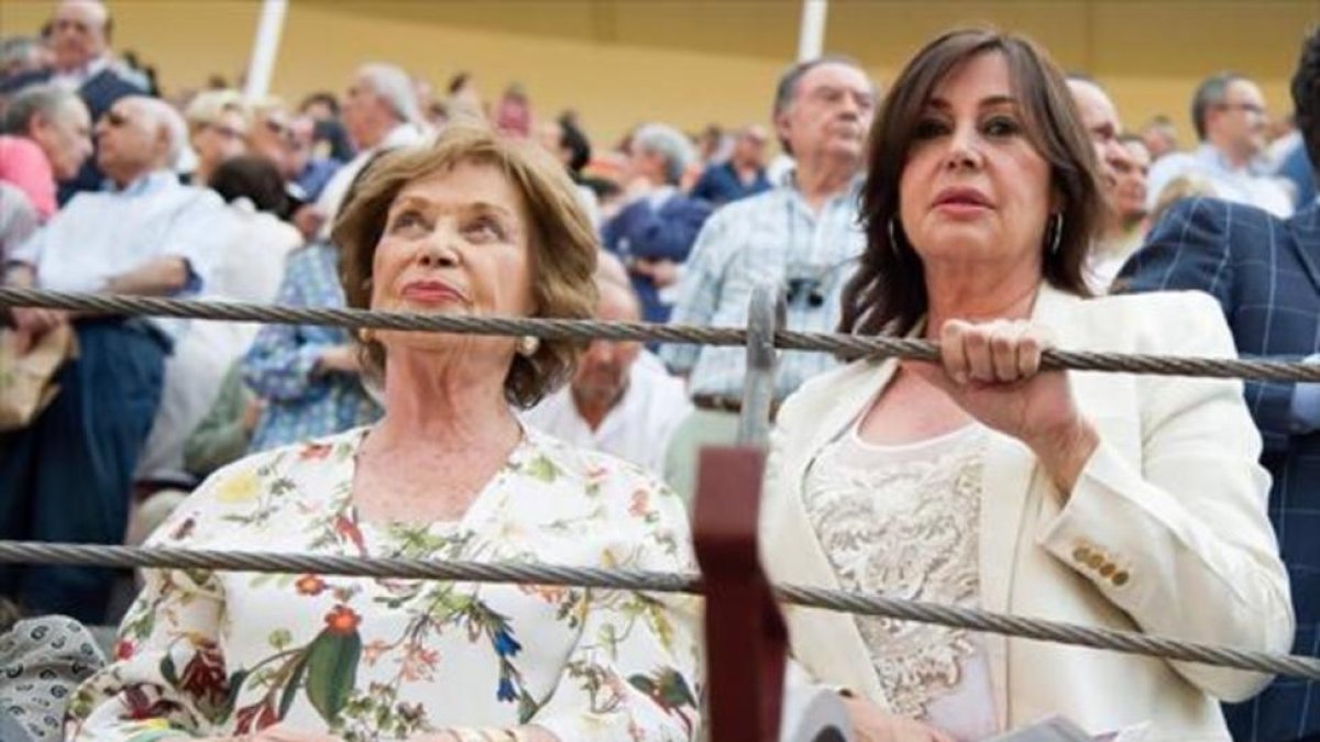 Carmen Franco y su hija, Carmen Martínez-Bordiú, en la plaza de toros de Las Ventas, en el 2015.